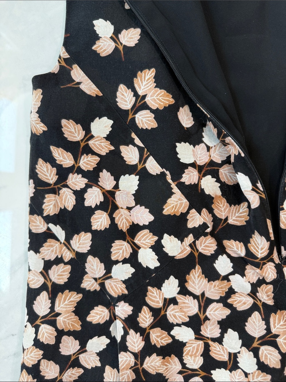 Tory Burch Black Sleeveless Leaf-Print Shell perfect for Fall - Picture 6 of 12